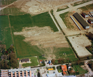 843579 Luchtfoto van het terrein waar een archeologische opgraving uitgevoerd wordt, ten noorden van de Groenedijk in ...